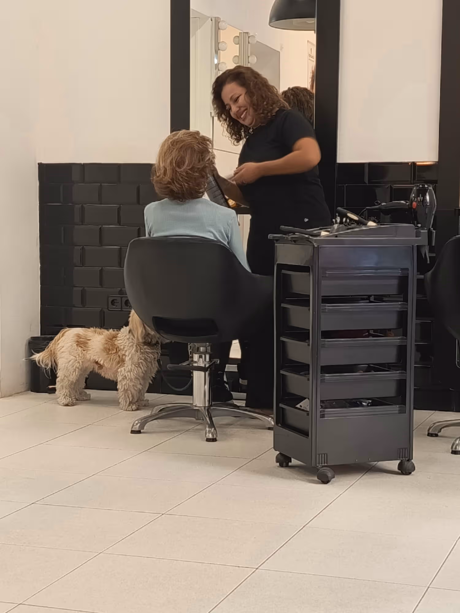 Retrato de Evelyn, fundadora y peluquera de BellaDona, peluquería unisex en Aribau, Barcelona